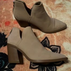 New size 9 Womens boots